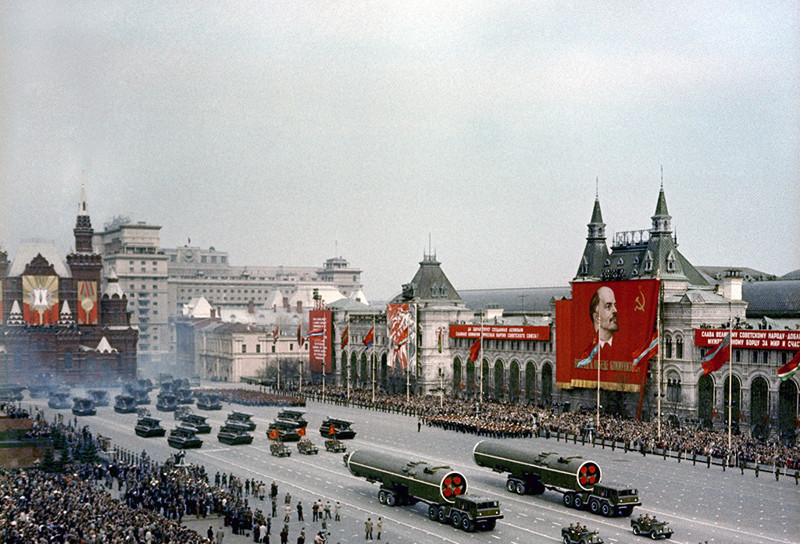 Традиционный ноябрьский парад 1965-го.
