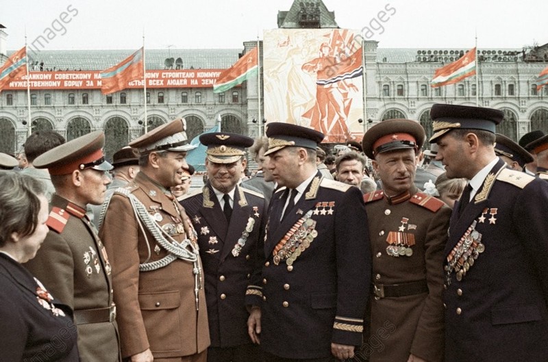 Знаменитый советский ас Александр Покрышкин (в центре) беседует с участникам парада 9 мая 1965 г.