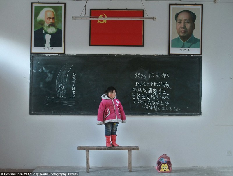 Ганьсу, китайская провинция. Эта девочка — одна из 61 миллиона детей в деревнях, которых бросили родители, чтобы переехать в город