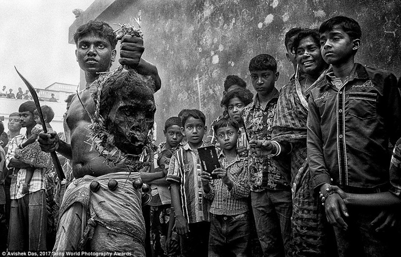 Дети на фестивале Гахан. Мальчик держит череп в надежде, что в следующем году будут обильные дожди и урожай. Деревня в Западной Бенгалии, Индия