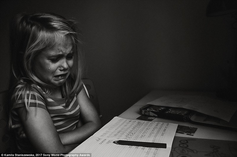 6-летняя девочка плачет над домашним заданием, Польша