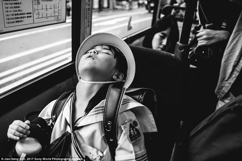 Ученица начальной школы спит в автобусе, Киото, Япония