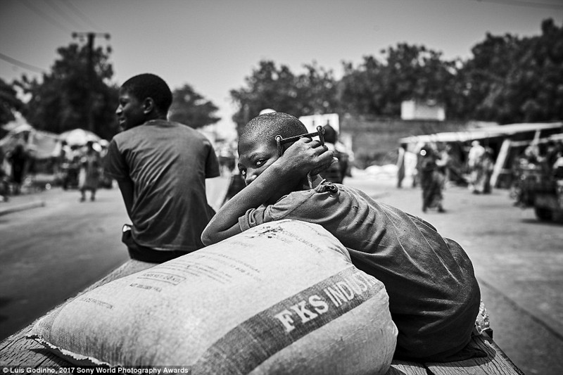 Мальчик охраняет мешок с мукой, Сенегал