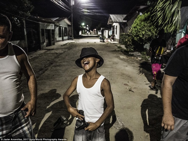 Мальчик хвастается двумя пистолетами, Гондурас
