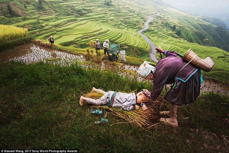 Китайская провинция Гуйчжоу. Родители этого мальчика убирают урожай в поле, а его 90-летняя бабушка остается с ним. На фото редкий момент проявления нежности