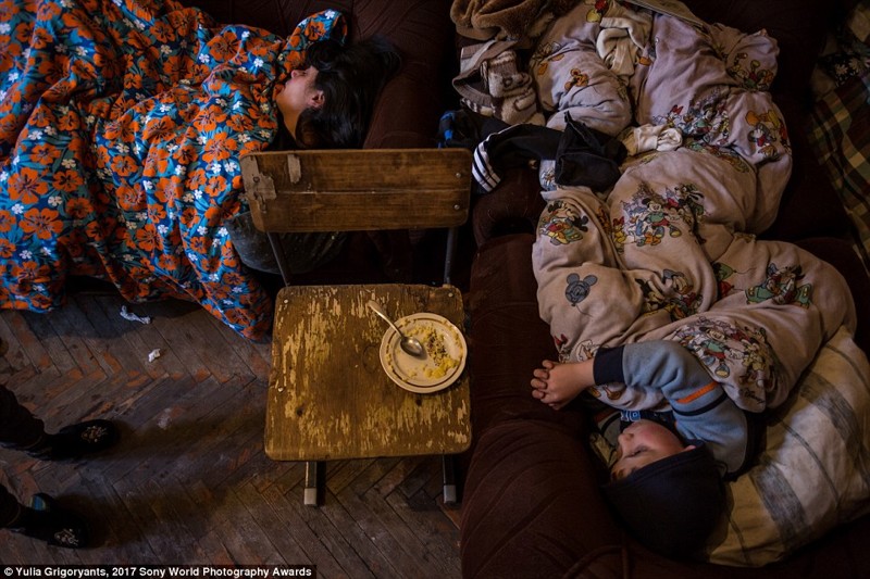 В бедном районе Гюмри, Армения, Люсин спит со своими пятью детьми в одной комнате. В советское время в этих огромным домах на окраине города располагалось 60 семей