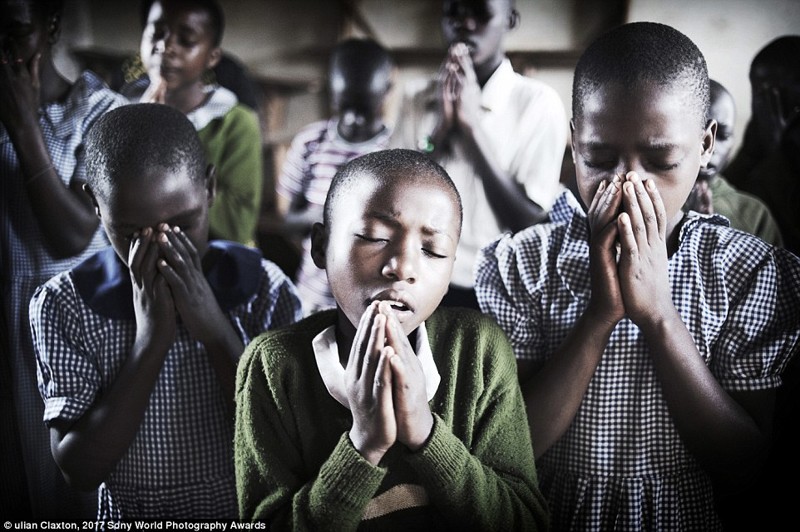 Дети молятся перед занятиями в деревенской школе, Уганда