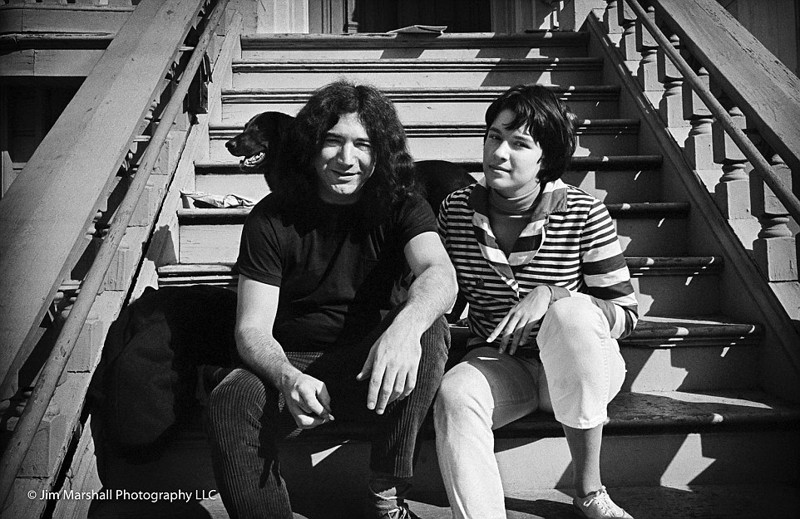 Музыкант группы Grateful Dead Джерри Гарсия и его подруга Кэролайн на ступеньках их дома в Сан- Франциско (май 1967 г.)