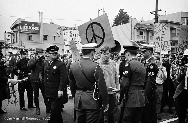 Многие в то время протестовали против продолжающейся войны во Вьетнаме и такие манифестации происходили регулярно