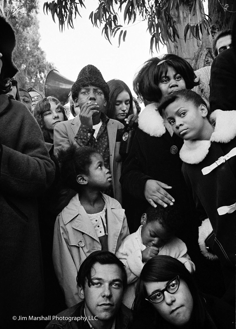 Весь 1967 год прошел под знаком любви, свободы и революции. На снимке - толпа в парке Пэнхэндл на бесплатном концерте, организованном Ангелами Ада, 1 января 1967 г. 