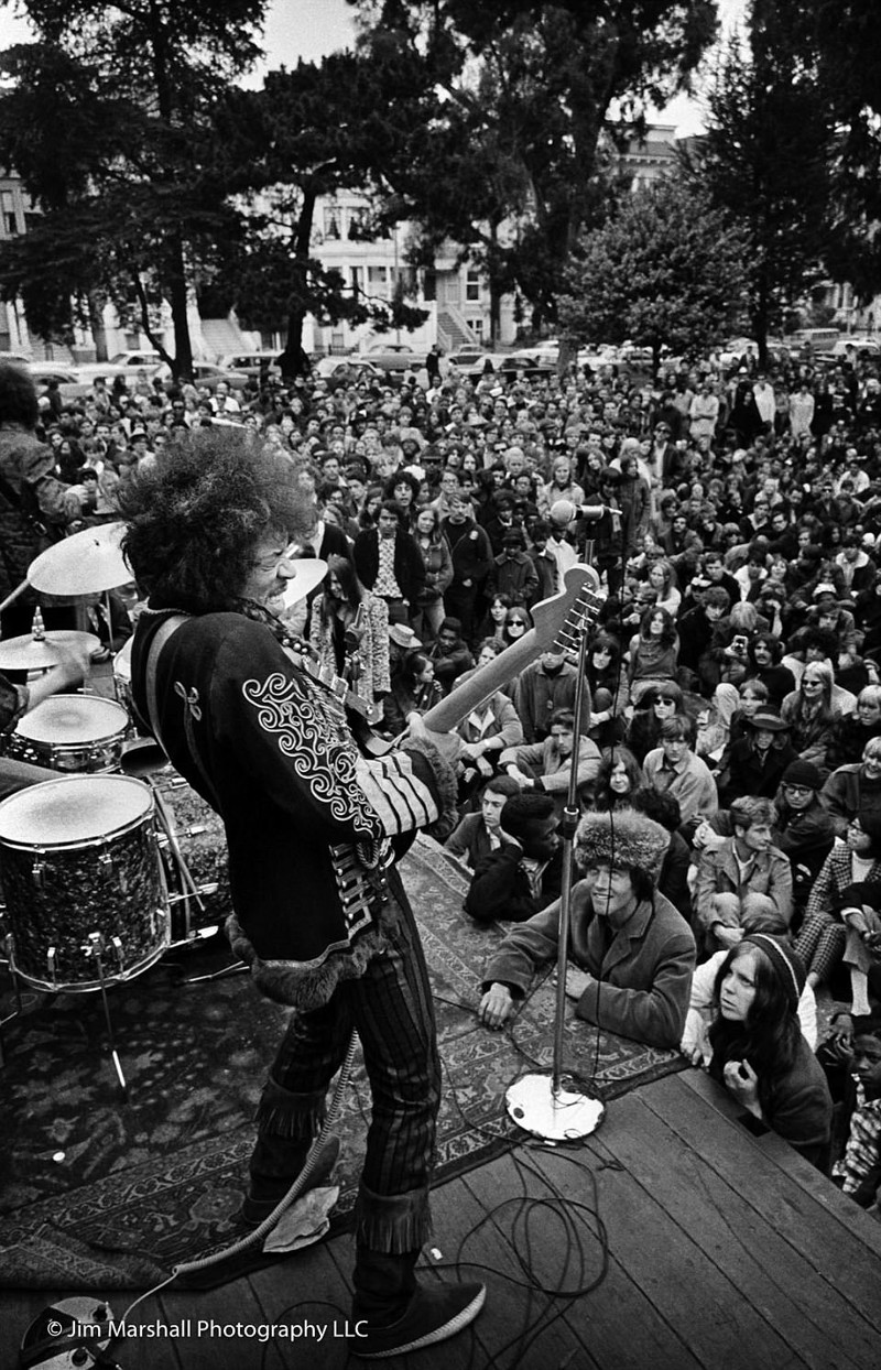 Джими Хендрикс выступает на бесплатном концерте в парке Пэнхэндл в Сан-Франциско 19 июня 1967 года