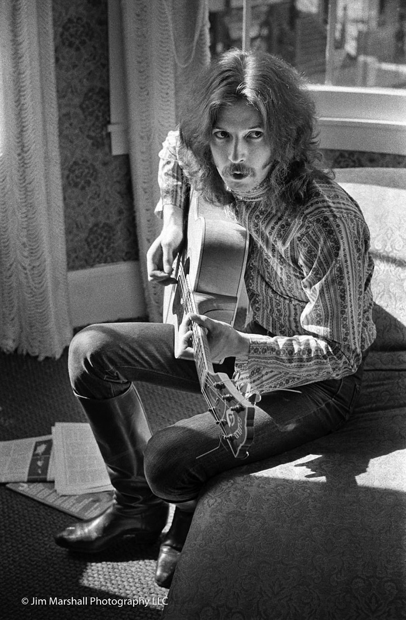 Эрик Клэптон играет на гитаре в квартире фотографа Джима Маршалла на Юнион-стрит, август 1967 г.