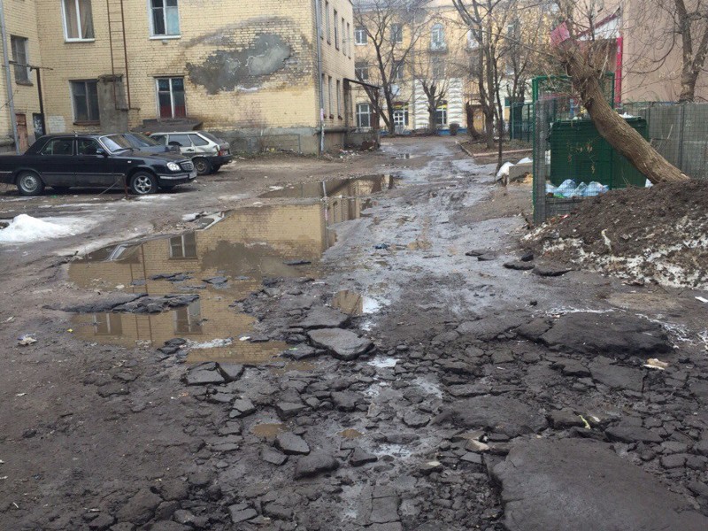 "Весна придет - асфальт всплывет": как выглядят российские дороги после зимы