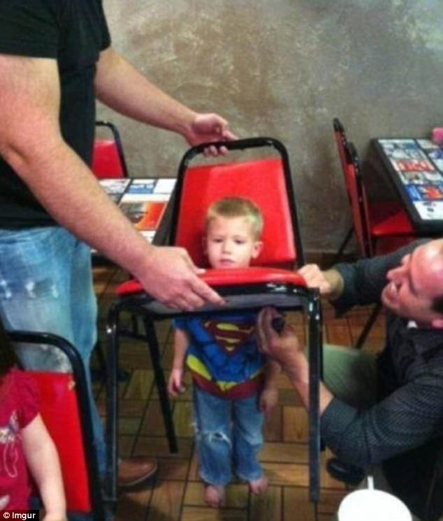 Внимание: костюм Супермена не дает возможности проходить сквозь стулья!