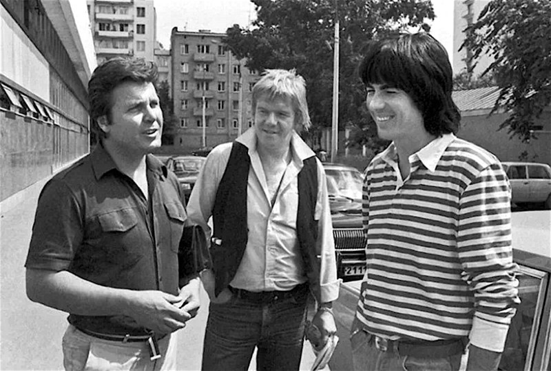 Лев Лещенко беседует с французскими музыкантами группы «Space» Яном Лозетом и Дидье Маруани . 1983 год  
