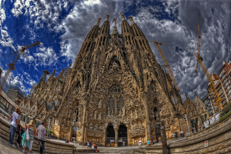 Собор Sagrada Familia, без сомнения  можно занести в список самых необычных зданий не только Испании, но и всего мира.