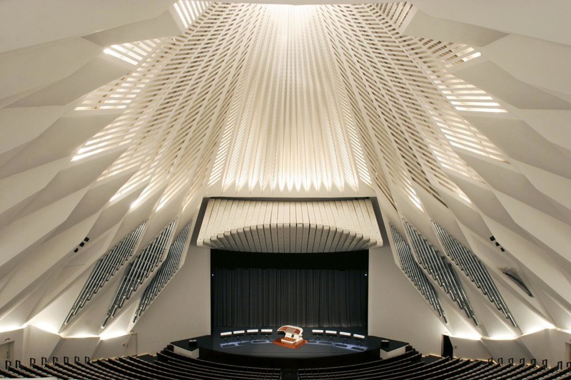 Основной зал "Симфония" занимает 6 471 м² и имеет 1616 посадочных мест. Зал оборудован органом.