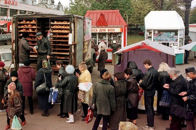 Разнообразная торговля на улице, 1998 год, Москва 