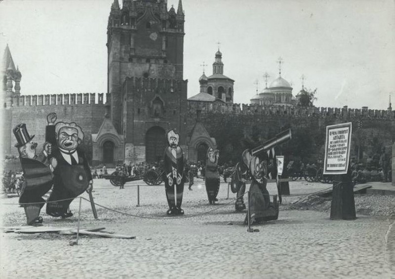 Фанерные карикатуры на буржуев на Красной площади, 1 сентября 1921 года, Москва 