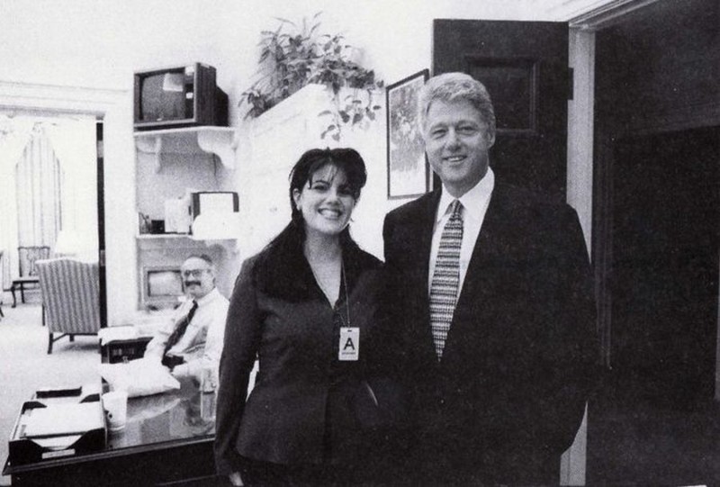 Билл Клинтон и Моника Левински сразу после приема на стажировку в Белый дом последней, 17 ноября 1995 год. 