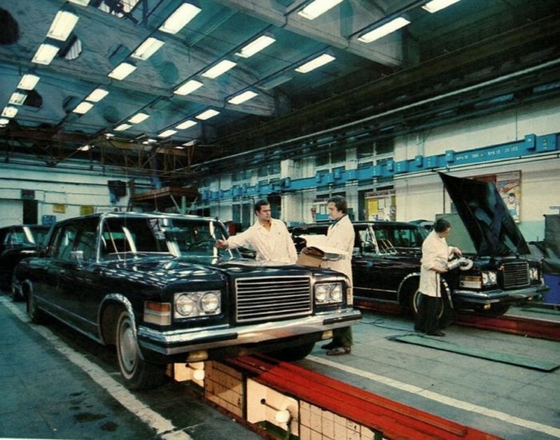 В цеху сборки легковых автомобилей завода ЗиЛ, 1979 год, Москва 
