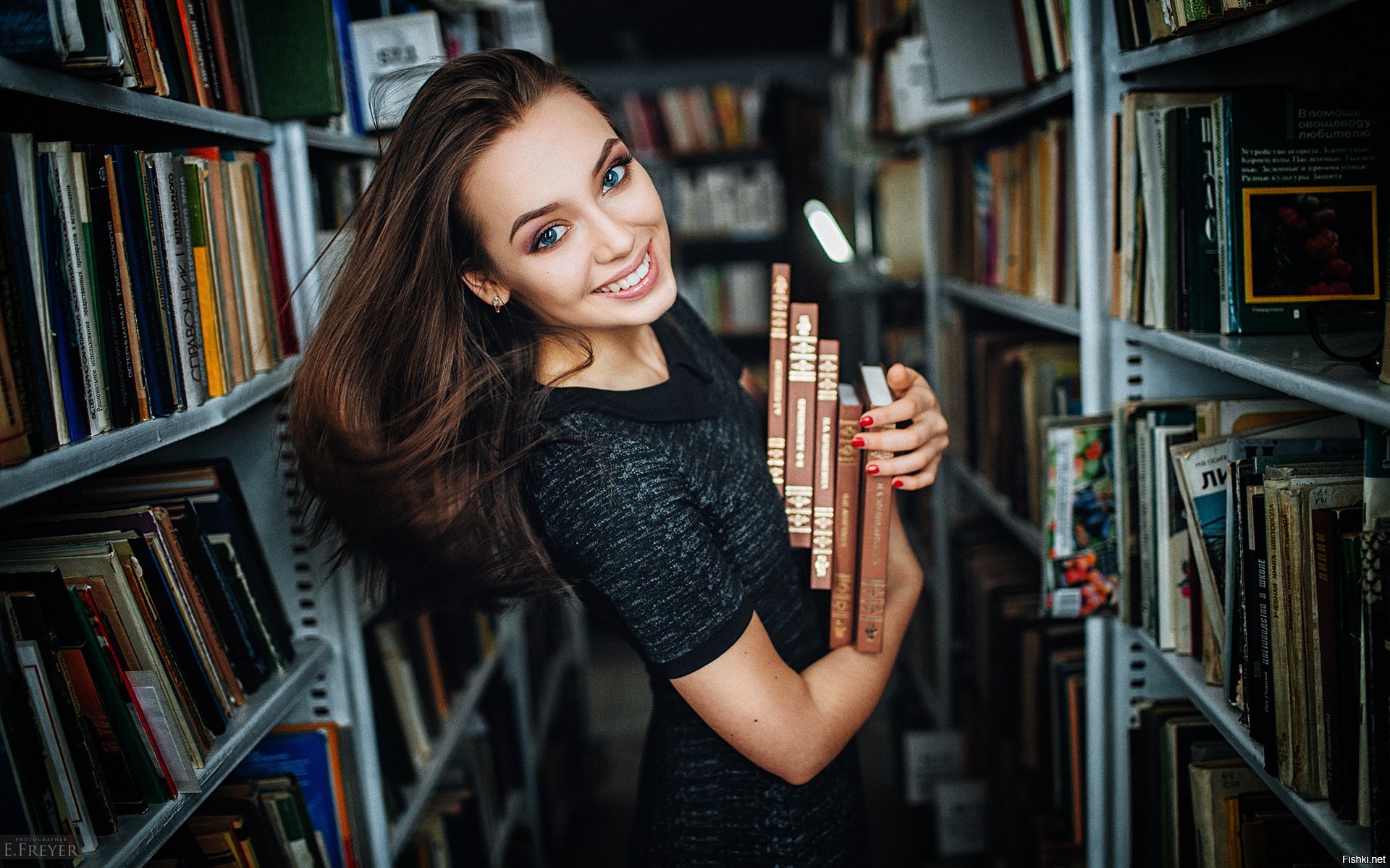 Покажи красивую умную. Умная девушка. Девушка с книгой. Девушка в библиотеке.