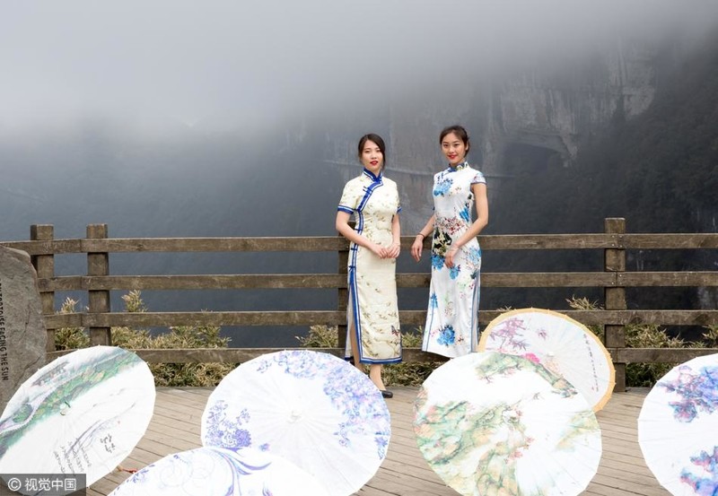 В Китае состоялась демонстрация платьев на высоте более 2 тысяч метров