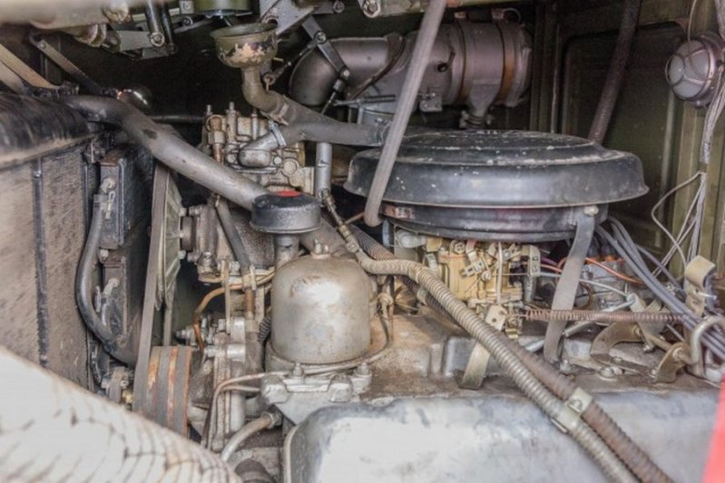 Двиг здесь кстати – настоящий советский V8 ГАЗ-41. Аналог ставился на «Чайку», только форсированный. 