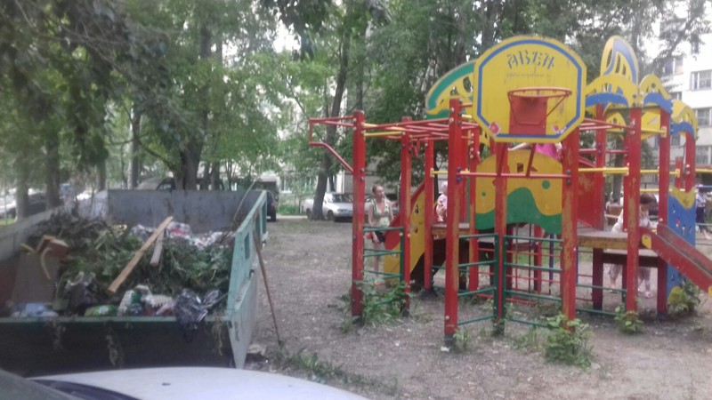 В Пензе на проспекте Победы 140 мусорную свалку создали прямо напротив детской площадки