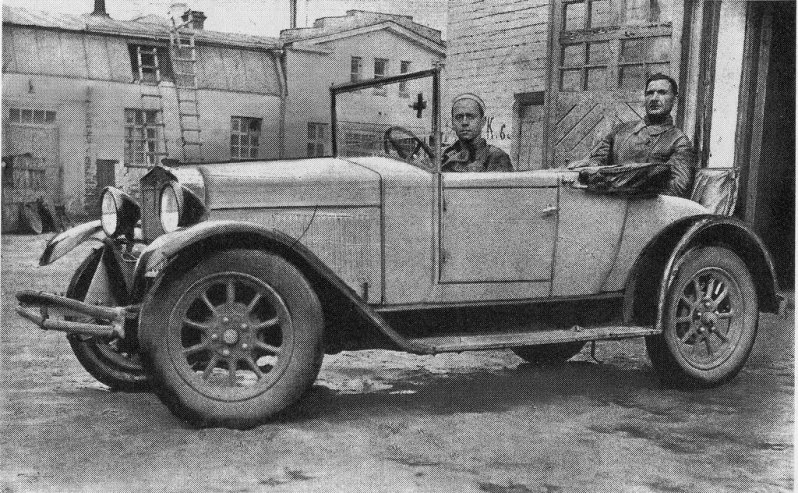 Фото 1927 г. У гаража центральной подстанции Скорой помощи (Склиф)