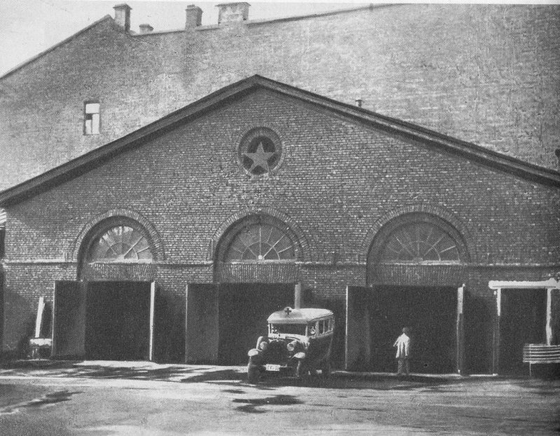 Фото 1930 г. Гараж центральной подстанции Скорой помощи (Склиф)