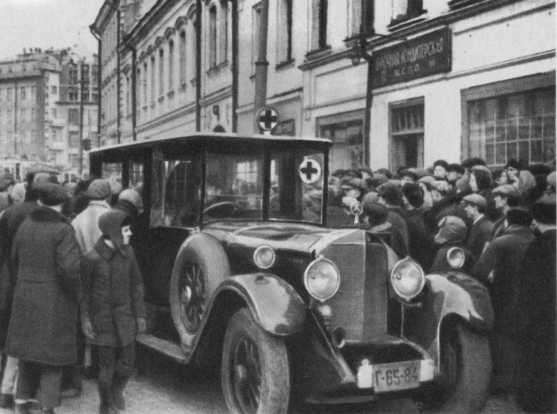 Фото 1933-1934 гг. Смоленская улица. Скорая помощь на вызове 