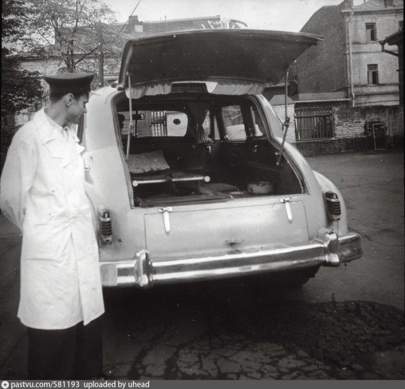 Фото 1954 г. Во дворе центральной подстанции скорой помощи (Склиф)