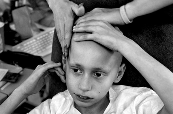 Этому мальчику диагностировали рак. Фотограф наблюдал, как болезнь меняет его