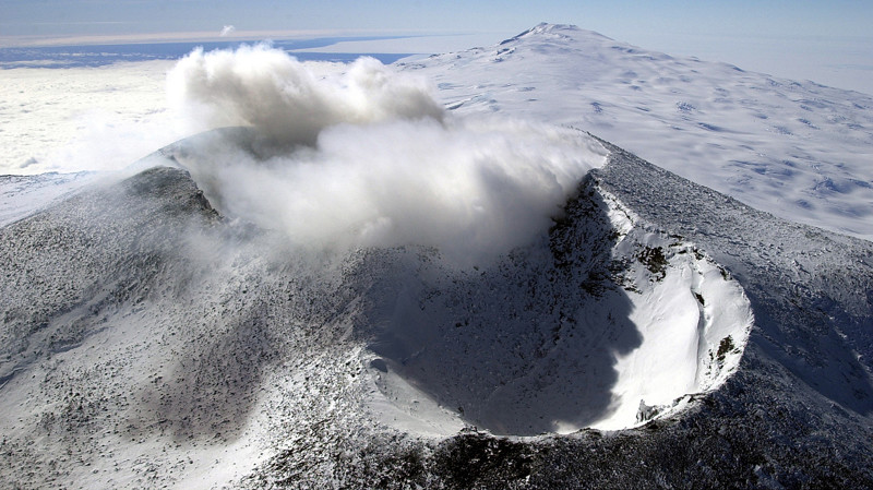11. Вулкан Эребус в Антарктиде