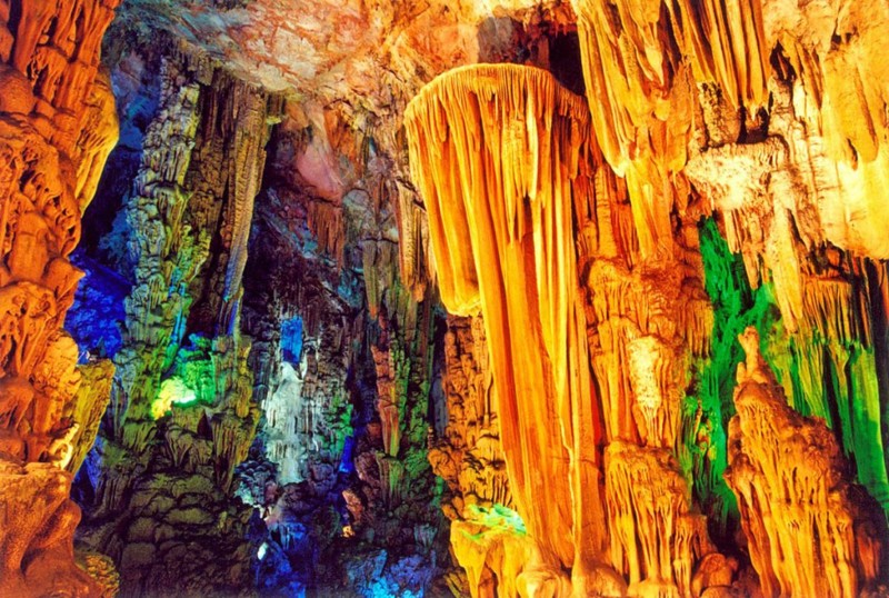8. Пещера тростниковой флейты в Китае