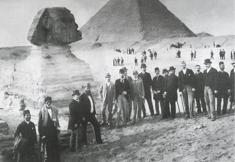 На фото — цесаревич (пятый слева) на фоне пирамид.