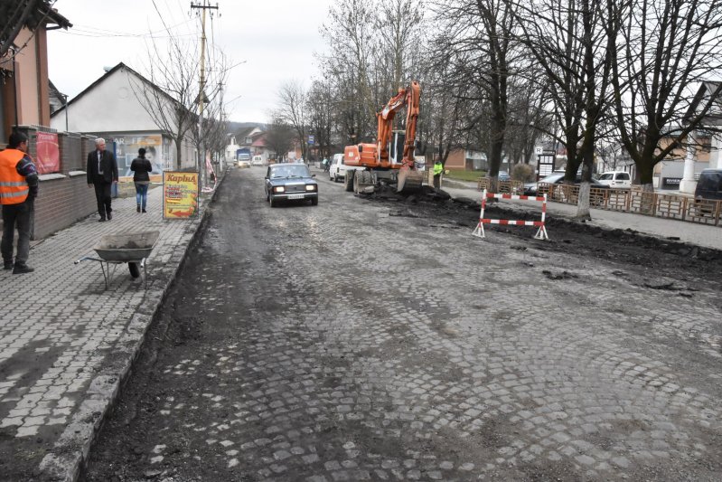 Вместо ремонта на Закарпатье откопали старую дорогу из брусчатки