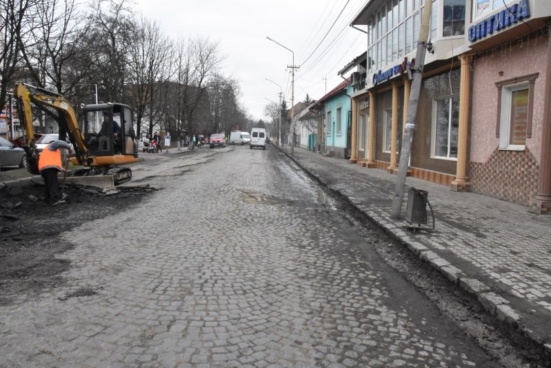 Вместо ремонта на Закарпатье откопали старую дорогу из брусчатки