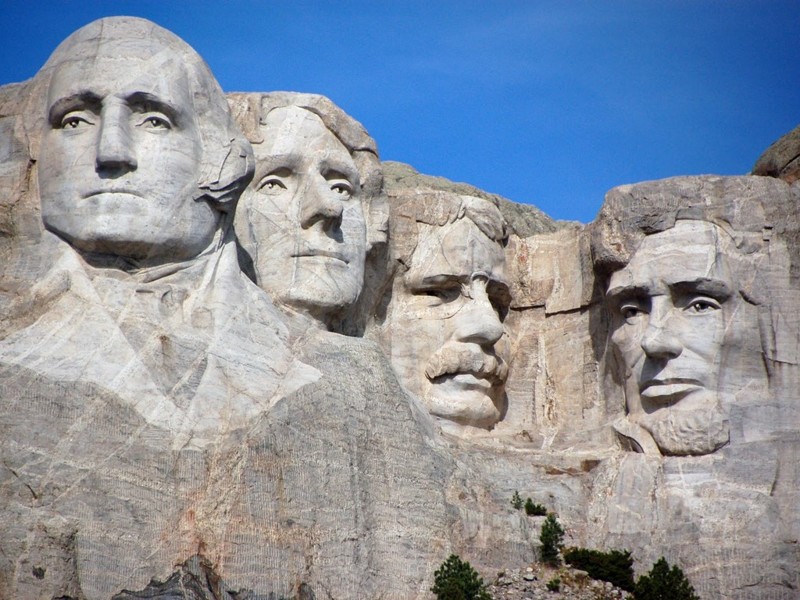 В Южной Дакоте (США) на горе Рашмор находится всемирно известный мемориал американским президентам - Джордж Вашингтон, Томас Джефферсон, Теодор Рузвельт и Авраам Линкольн