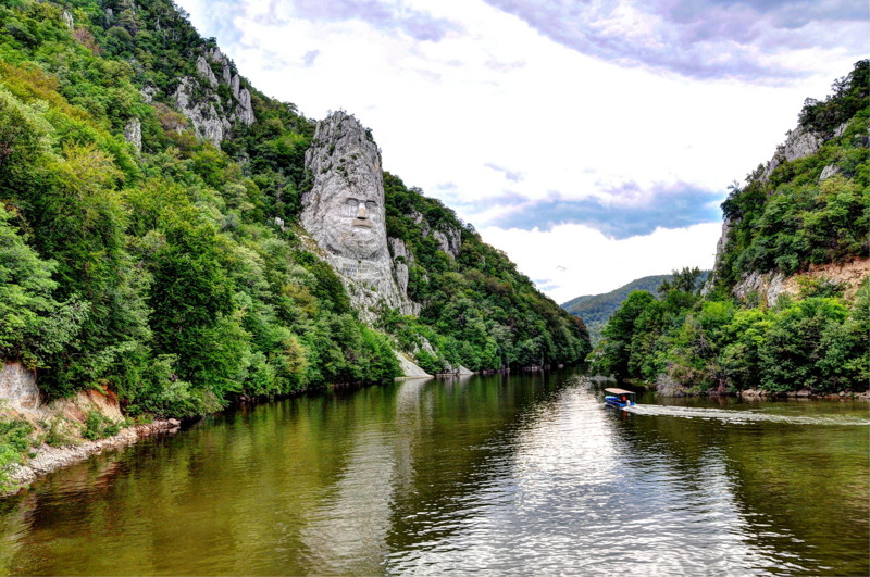 Статуя Децебала - самый большой монумент в Европе (40 м высота и 25 м ширина), высеченный из монолитной скалы, расположен на границе Румынии и Сербии. 