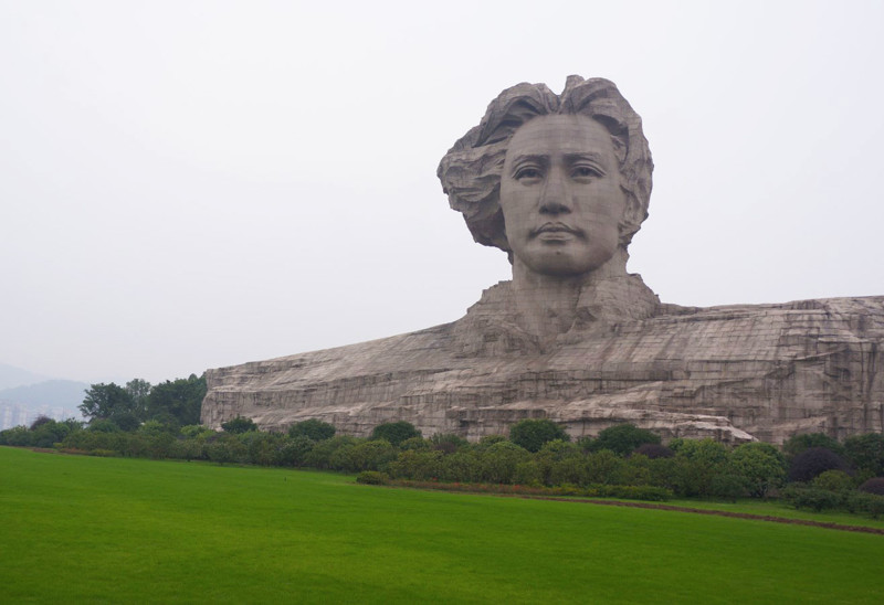 И одна не менее гигантская скульптура, правда выложенная из гранитных кирпичей - статуя Мао Цзэдуна высотой 32 метра и стоимость 35 миллионов долларов
