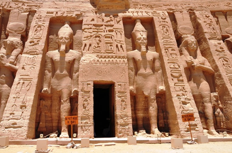  Громадные, 20-метровой высоты изваяния фараона Рамсеса II Великого, обрамляющие вход в храм, стали сегодня такими же символами Египта, как пирамиды и сфинкс.