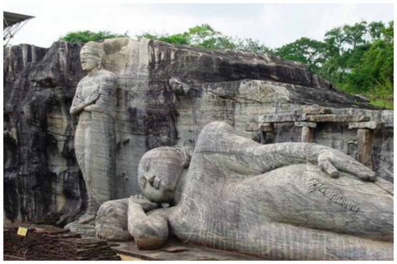  Четыре статуи Будды (7-11 метров) в различных позах высечены в гранитной скале и датируются XII веком. 