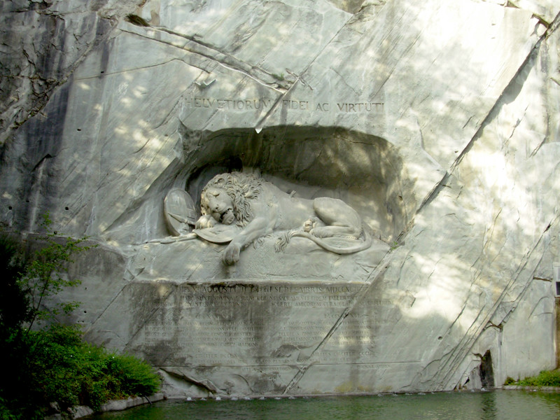 Длина статуи льва составляет впечатляющие 10 метров, а высота 6 метров. 