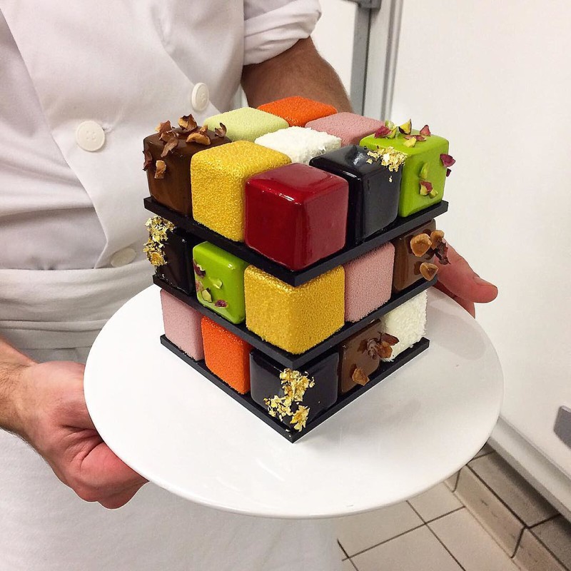 Потрясающие тортики в виде кубика Рубика, изготовленные одним из лучших кондитеров в Европе