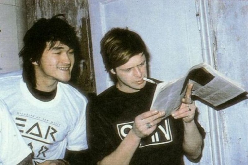  Виктор Цой и Борис Гребенщиков читают западный рок-журнал, 1986  