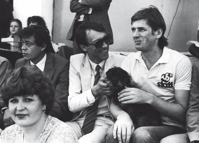 иколай Караченцов, Олег Янковский и Александр Абдулов на футбольном матче, 1984 год  