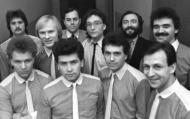 ВИА "Лейся, песня". В нижнем ряду слева молодые Николай Расторгуев и Валерий Кипелов. Кемерово, 1984 год 