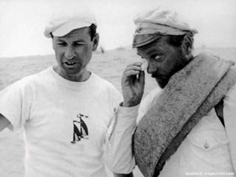 Владимир Мотыль и Анатолий Кузнецов в Байрам-Али (Каракумы) на съемках фильма «Белое солнце пустыни». 1970